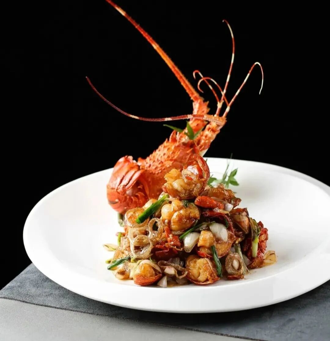 Cantonese Home-Style Cuisine: Lobster Stir-Fried with Three Onions Sauce