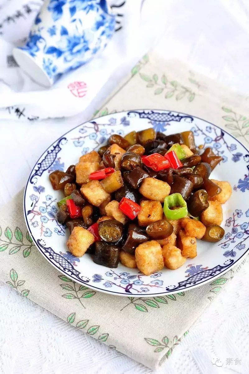 Vegetarian Chinese Stir-Fried Sea Bamboo Shoots with Vegetarian Meat Cubes